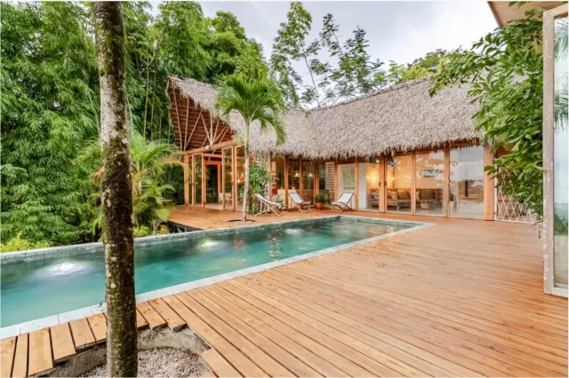 Villa de Lujo con Vista al Océano en Santa Teresa – Privacidad, Naturaleza y Potencial de Inversión