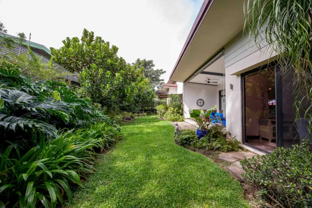 Casa Bougainvillea – Residencia de Lujo de Una Planta en Santa Ana con Amplio Jardín Privado