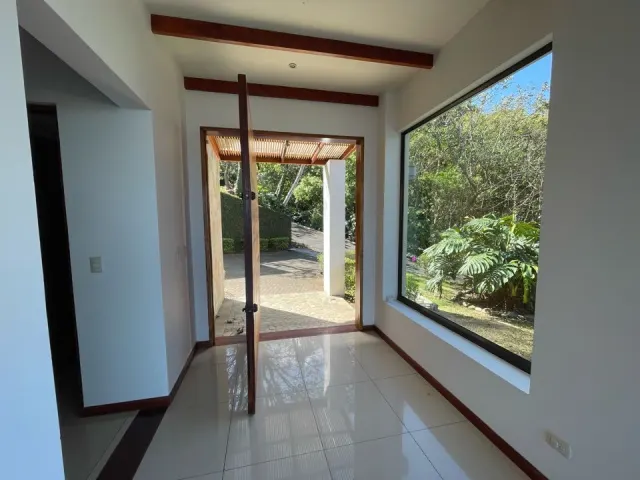 Casa moderna en condominio Ciudad Colon con vistas