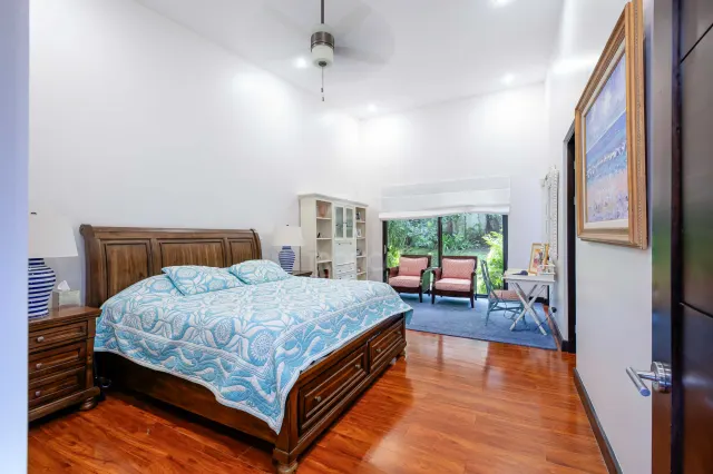 Casa Bougainvillea – Residencia de Lujo de Una Planta en Santa Ana con Amplio Jardín Privado