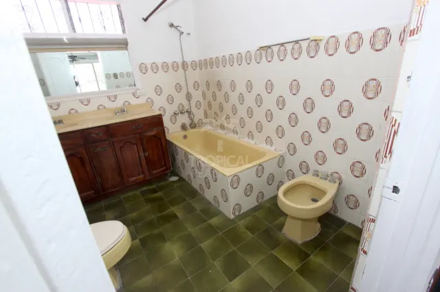 Casa de Uso Mixto en Venta en Sabana Sur – Amplios Espacios y Excelente Potencial Comercial