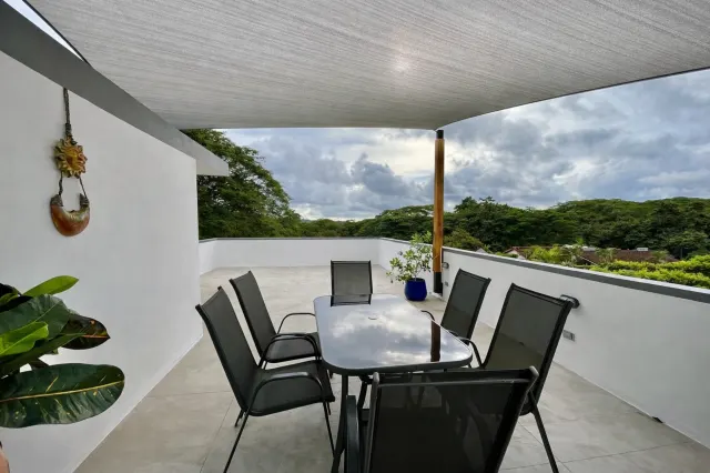 Casa Contemporánea con Piscina Infinita en Tamarindo – 4 Habitaciones en Amplio Lote Tropical