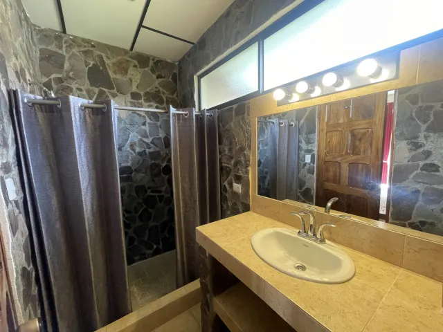 Exclusiva Propiedad con Potencial de Inversión en el Corazón de Jaco Beach