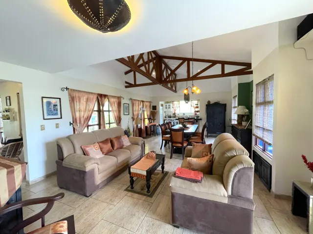 Hacienda Los Reyes: Hogar Familiar y Paraíso del Golf