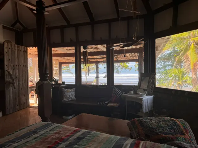 Casa y apartamentos frente a la playa en venta en Tivives