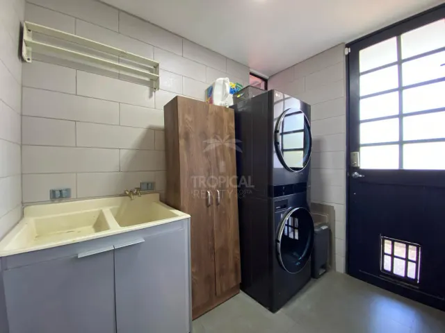 Moderna Casa con Piscina Privada en Hacienda Los Reyes