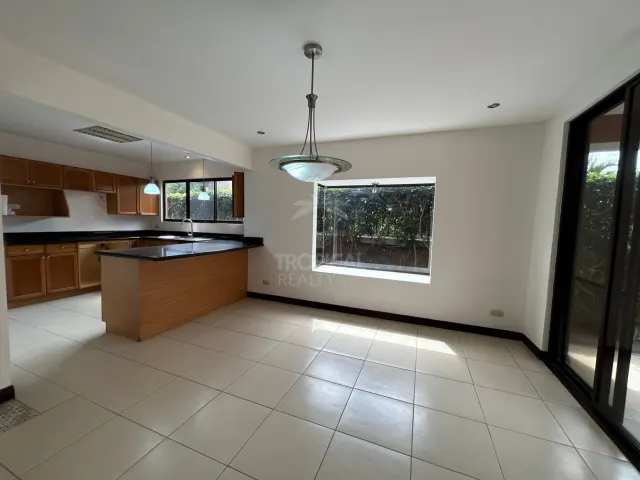 Espacioso Townhouse de 4 Habitaciones en Condominio Villas de Valencia, Escazú