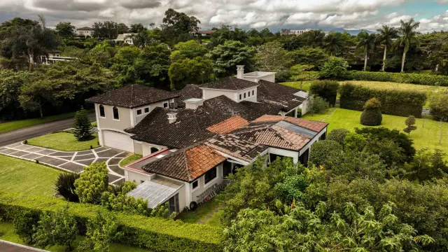 Lujosa casa colonial en venta en la exclusiva comunidad Monteran, Curridabat