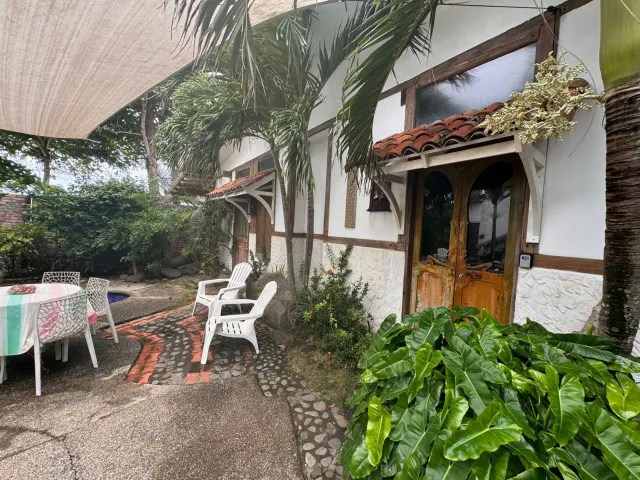 Casa y apartamentos frente a la playa en venta en Tivives
