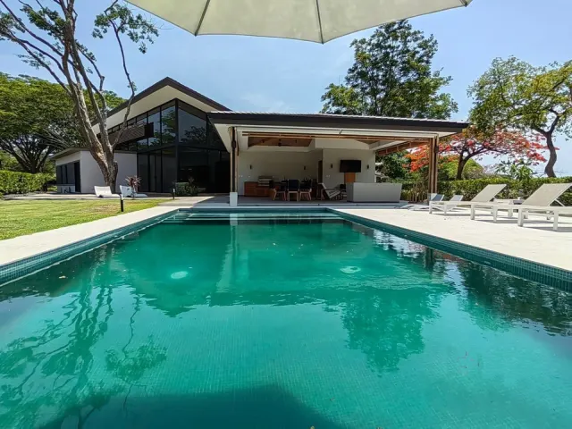 Casa de Playa de Lujo en Venta en Reserva Conchal, Guanacaste – 4 Habitaciones, Piscina, Jacuzzi y Vista al Campo de Golf
