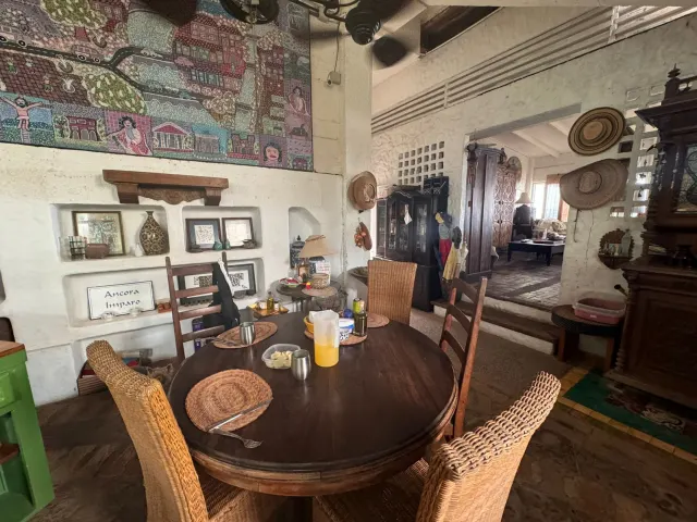 Casa y apartamentos frente a la playa en venta en Tivives