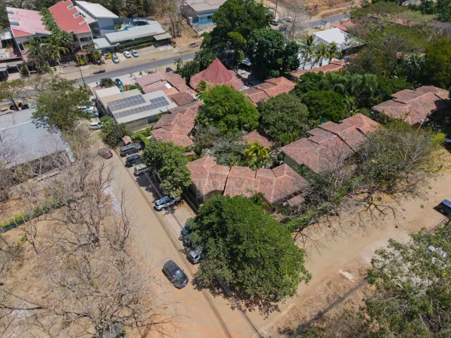 Townhome Renovado en Venta en Tamarindo – A Pasos de la Playa y con Excelente Potencial de Inversión