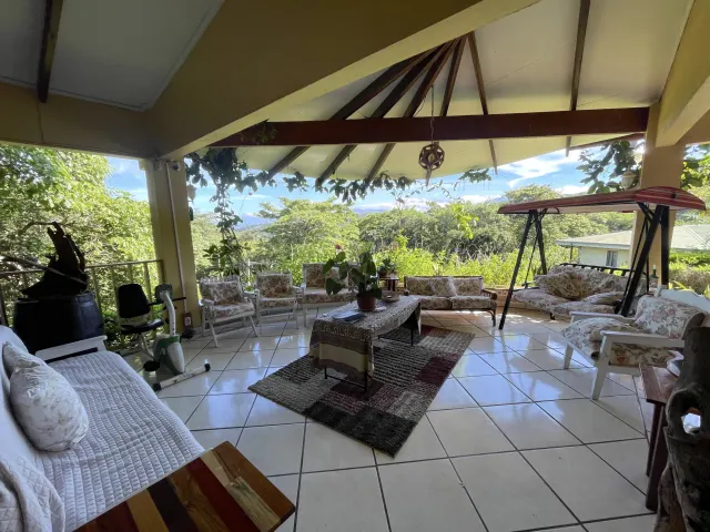 Casa de un Nivel con Vistas y Jardines Santa Ana, Alto Las Palomas