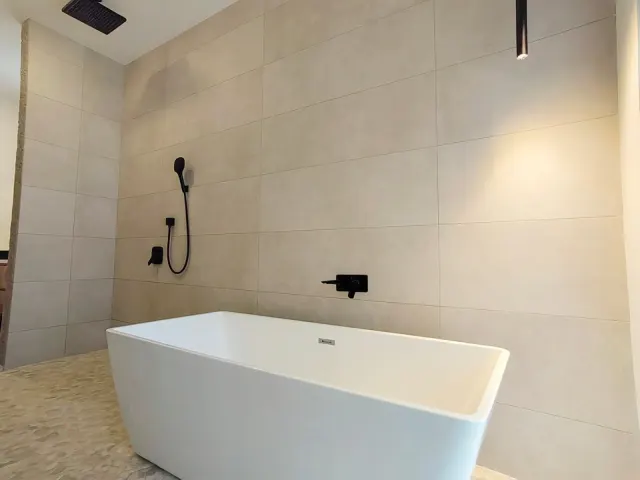 Casa de Playa de Lujo en Venta en Reserva Conchal, Guanacaste – 4 Habitaciones, Piscina, Jacuzzi y Vista al Campo de Golf