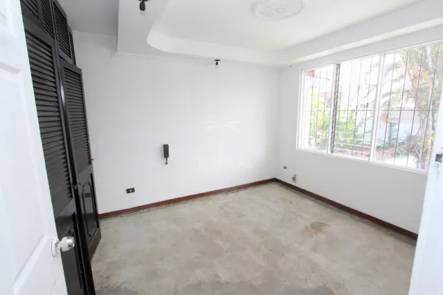 Casa de Uso Mixto en Venta en Sabana Sur – Amplios Espacios y Excelente Potencial Comercial