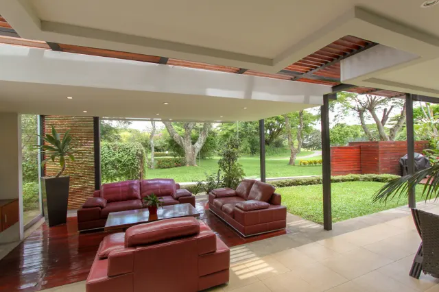 Refugio Moderno en Campo de Golf: Espectacular Casa en Valle del Sol, Santa Ana