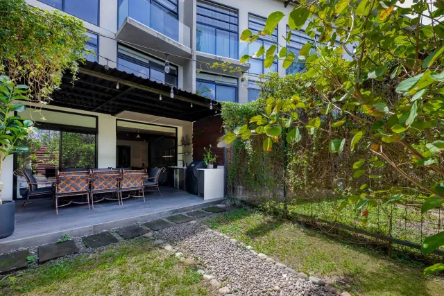 Apartamento Moderno con Jardín Privado en Arborea Flats, Santa Ana