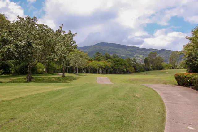 Refugio Moderno en Campo de Golf: Espectacular Casa en Valle del Sol, Santa Ana