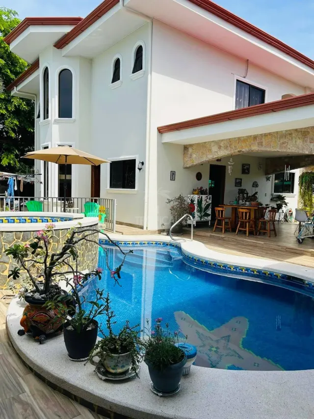 Casa en Venta en Jacó Beach con Piscina y Jacuzzi Privado
