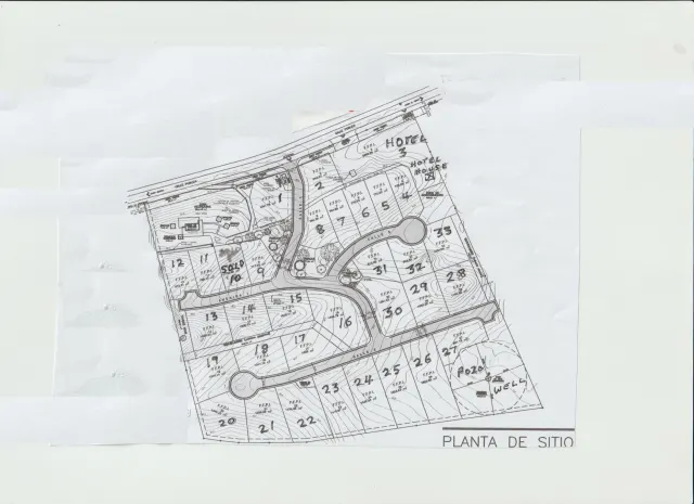 Plano de sitio que muestra la distribución de parcelas numeradas, calles y zonas circundantes.