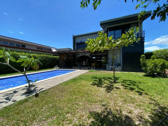 Moderna Casa con Piscina Privada en Hacienda Los Reyes