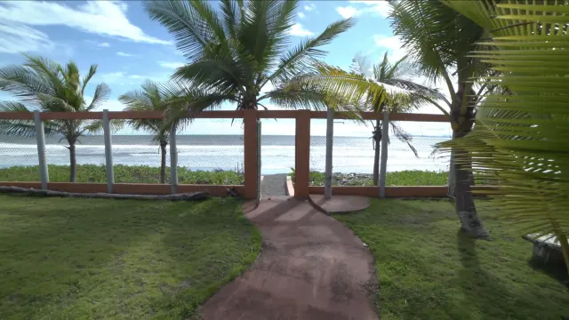 Casa frente a playa en venta con cabaña