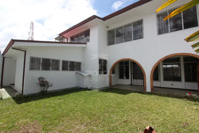 Casa de Uso Mixto en Venta en Sabana Sur – Amplios Espacios y Excelente Potencial Comercial