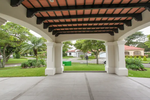 Casa en alquiler o venta en lujoso condominio Bosques de Lindora ALQUILADA