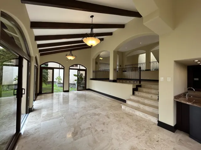 Se vende amplia casa en Condominio Villa Real