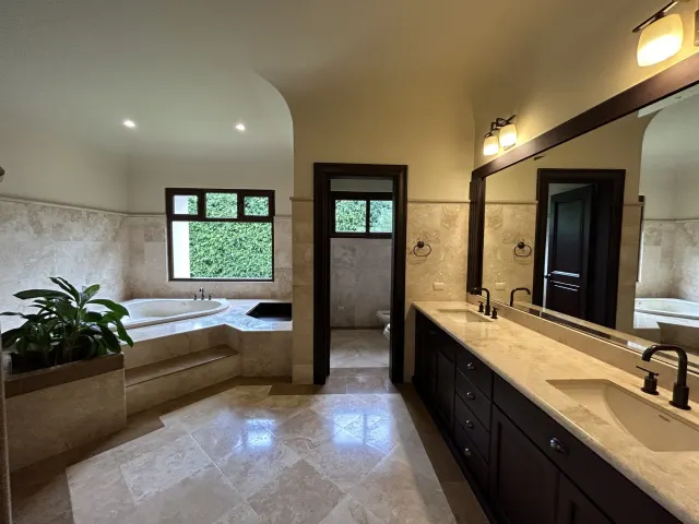 Se vende amplia casa en Condominio Villa Real