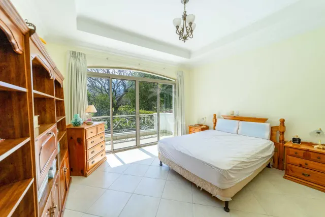 Lujosa Residencia Frente al Campo de Golf en Venta en Valle del Sol, Santa Ana