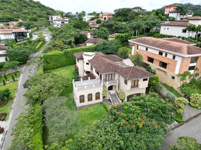 Se vende amplia casa en Condominio Villa Real