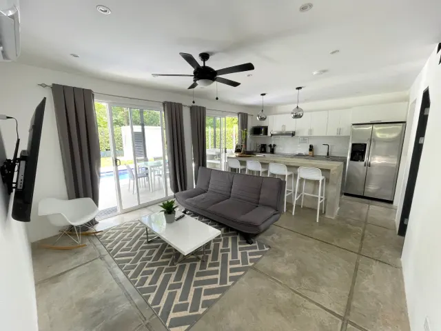 Casa de Playa Moderna en Venta Cerca de Playa Palma, Parrita