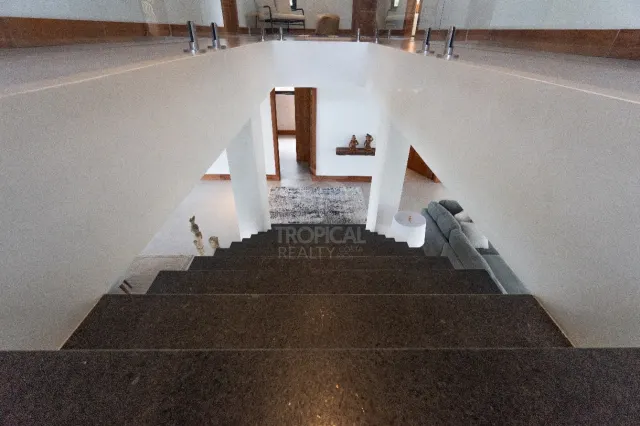 Casa de Lujo con Piscina Infinita y Vistas 360° en la