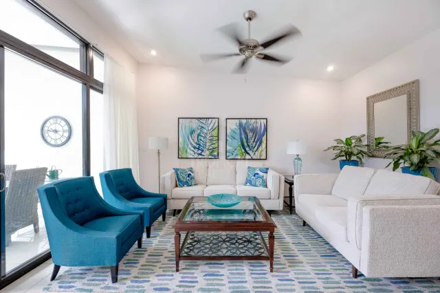 Casa Bougainvillea – Residencia de Lujo de Una Planta en Santa Ana con Amplio Jardín Privado