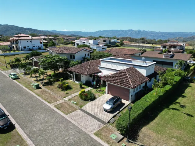 Los Reyes La Guácima casa de una planta en venta o alquiler
