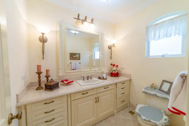 Lujosa Residencia Frente al Campo de Golf en Venta en Valle del Sol, Santa Ana