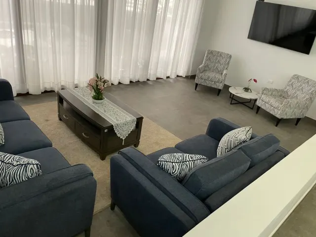 Casa Frente al Mar con Piscina en Playa Tivives – 4 Habitaciones + 2 Apartamentos | $595,000