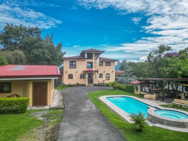 Escazu propiedad con casa y 2 apartamentos
