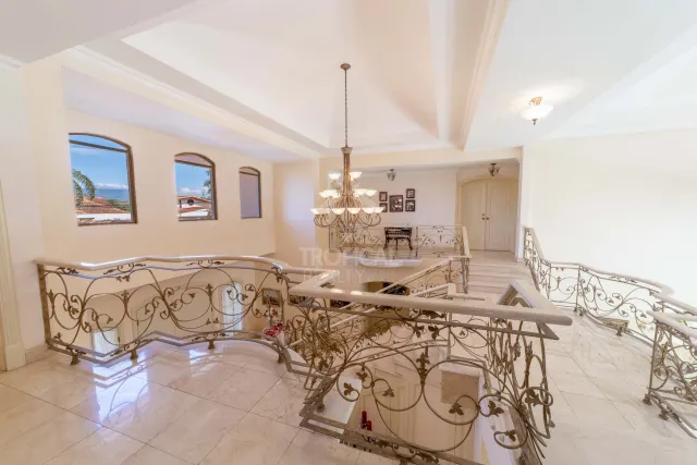 Lujosa Residencia Frente al Campo de Golf en Venta en Valle del Sol, Santa Ana
