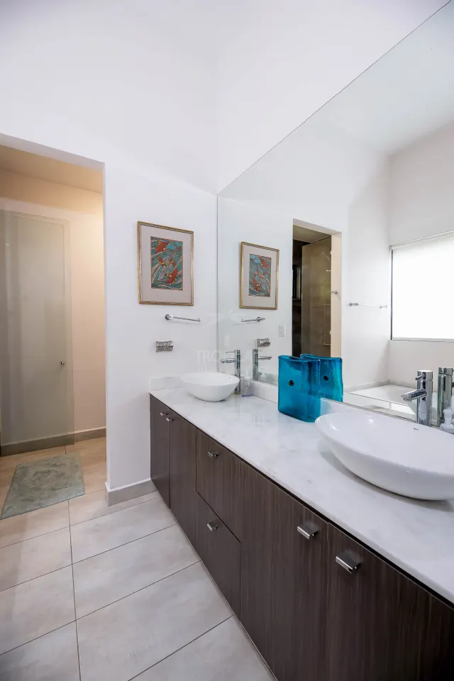 Casa Bougainvillea – Residencia de Lujo de Una Planta en Santa Ana con Amplio Jardín Privado
