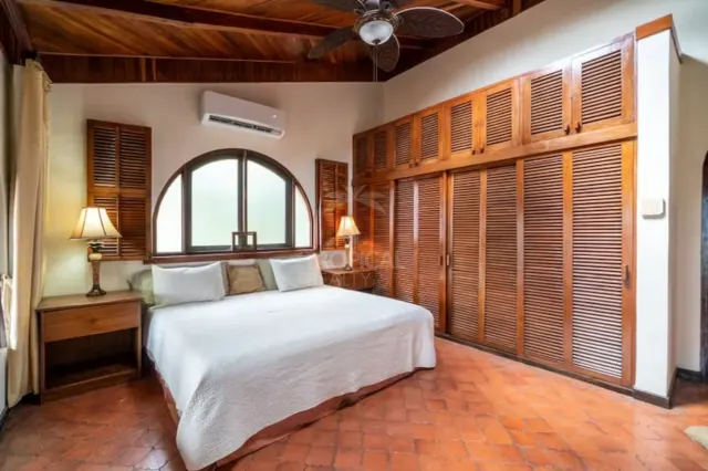 Villa Exclusiva de 2 Habitaciones con Vistas Panorámicas al Océano en la Cima del Acantilado.