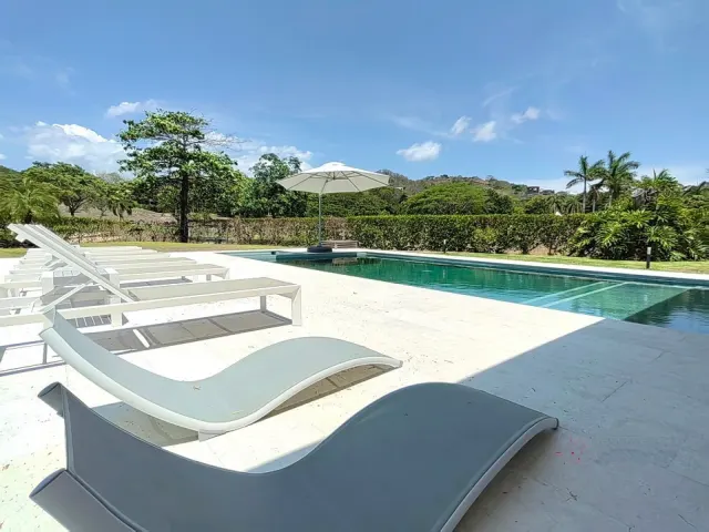 Casa de Playa de Lujo en Venta en Reserva Conchal, Guanacaste – 4 Habitaciones, Piscina, Jacuzzi y Vista al Campo de Golf