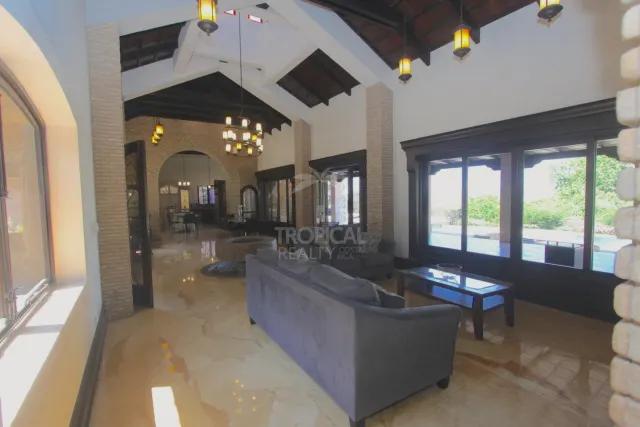 Residencia de Lujo en La Guácima con Bosque Privado y Vistas Panorámicas