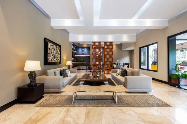 La Hacienda Cosmopolitan Chic – Exclusiva Residencia de Lujo de Una Planta en Santa Ana