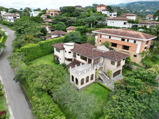 Se vende amplia casa en Condominio Villa Real