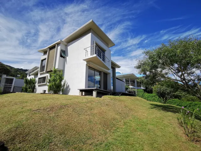 Spectacular Views and Modern Elegance: Impeccable Residence in San Antonio de Escazú