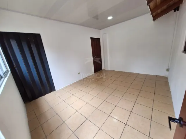 Amplia Casa en Alquiler con Uso Residencial o Profesional en San Rafael de Santa Ana