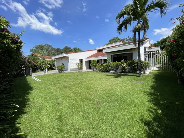 Para Venta Casa de una planta, con piscina