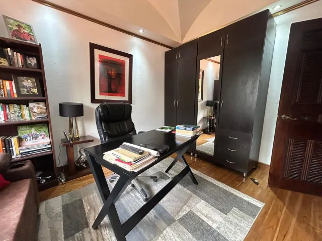Residencia de Lujo en Guachipelín: Espacio, Elegancia y Exclusividad
